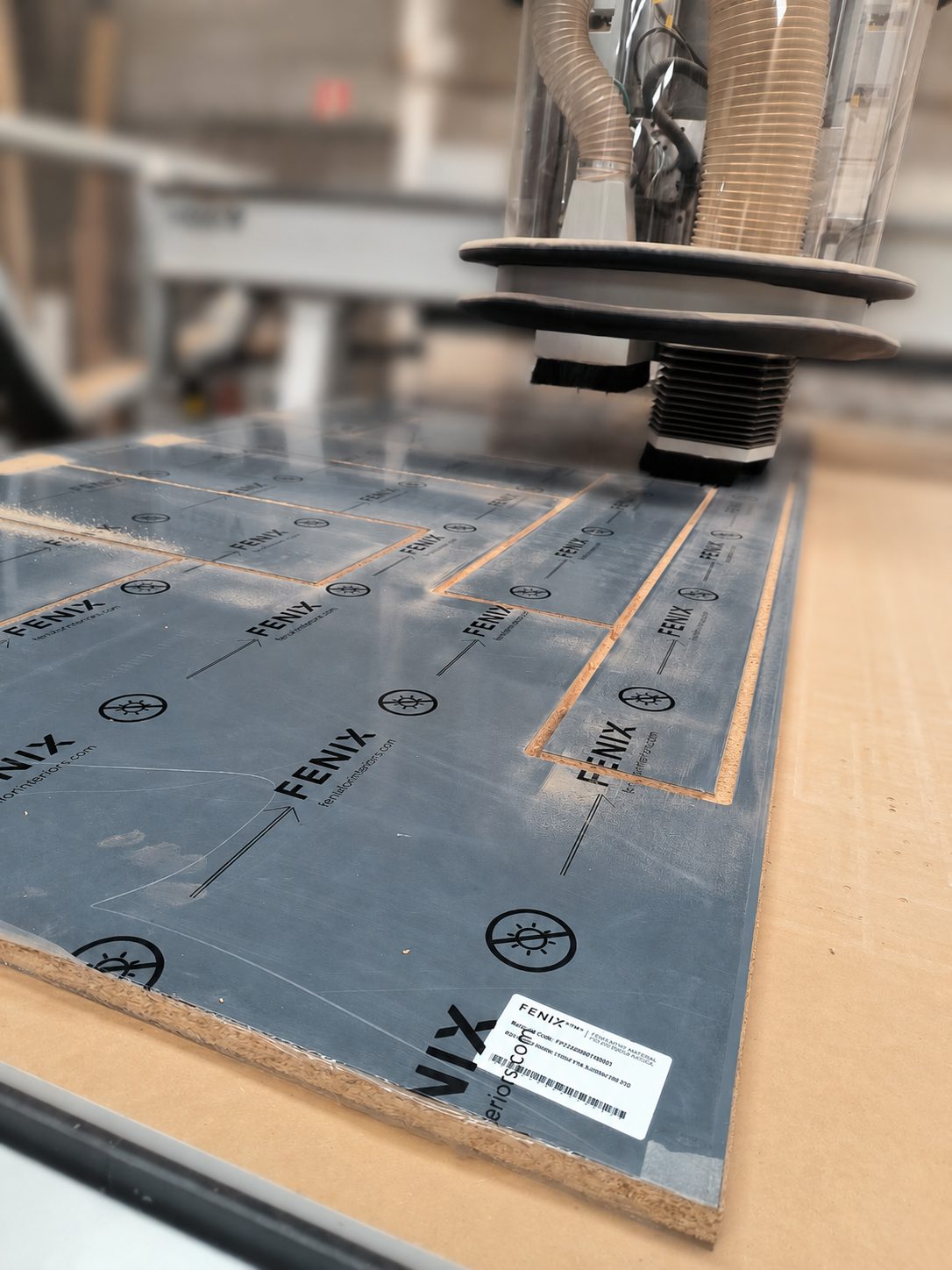 Tablero FENIX NTM mecanizado con fresadora CNC en la fábrica de Cocinas Tormes